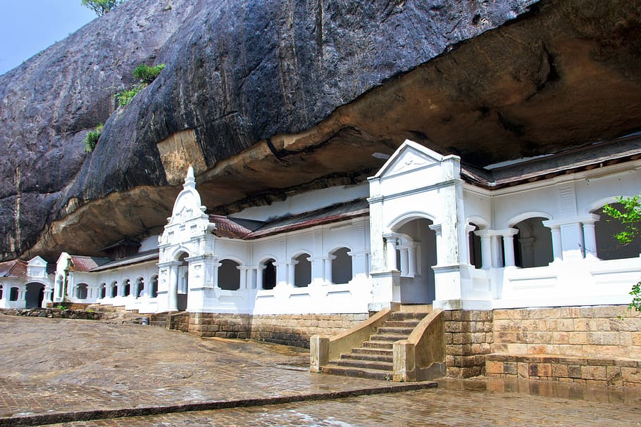 dambulla-sri-lanka-temple-rock